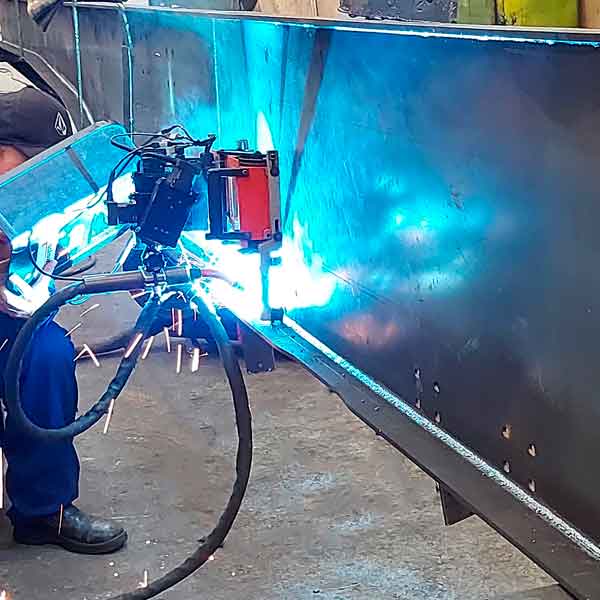 Soldagem de longarina de carreta.